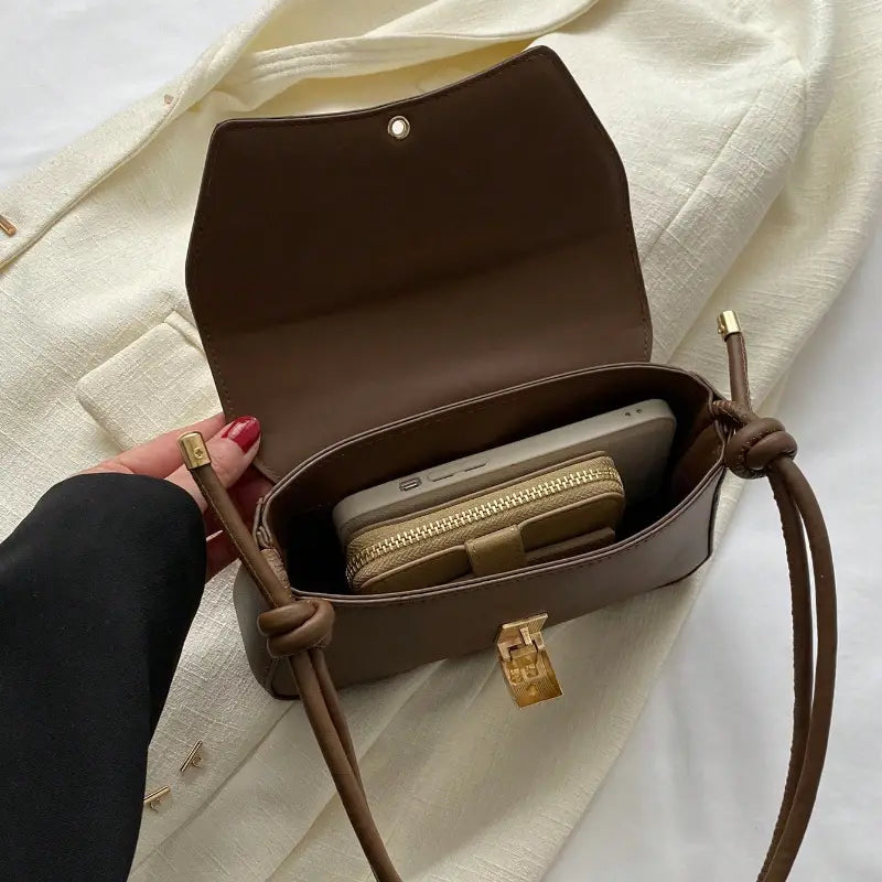 Schultertasche mit Klappverschluss und verstellbarem Riemen