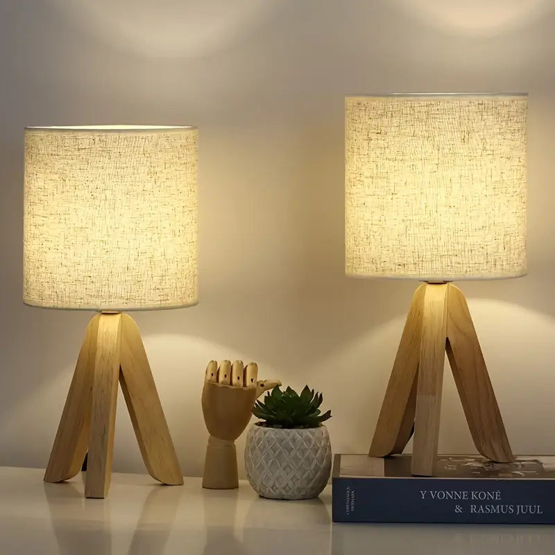 Holz-Dreibein-Tischlampe mit Leinen-Schirm