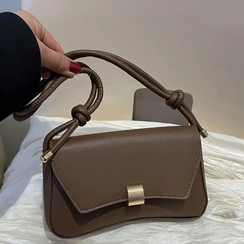Schultertasche mit Klappverschluss und verstellbarem Riemen