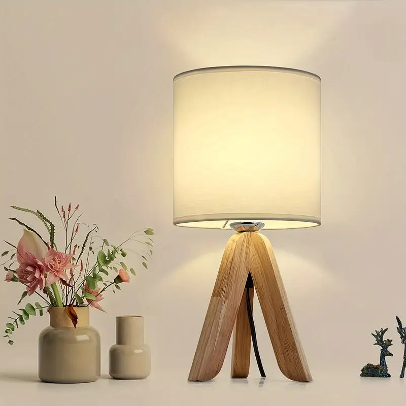 Holz-Dreibein-Tischlampe mit Leinen-Schirm
