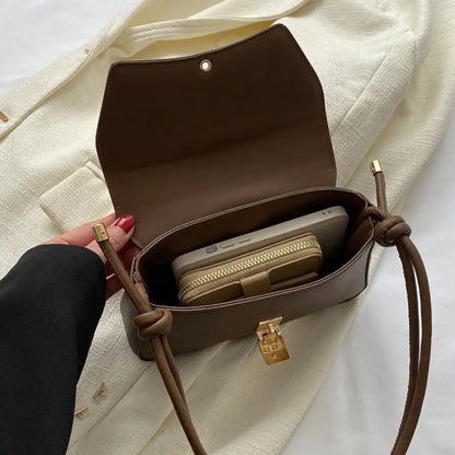 Schultertasche mit Klappverschluss und verstellbarem Riemen