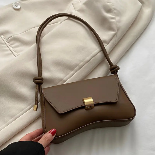 Schultertasche mit Klappverschluss und verstellbarem Riemen
